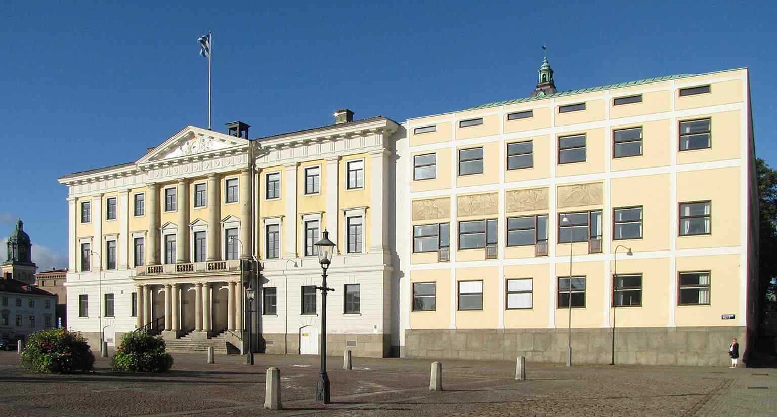 This image shows Gothenburg City Hall, a complex combining Nicodemus Tessin d.ä.'s original 1672 building with Gunnar Asplund's functionalist annex from 1936.