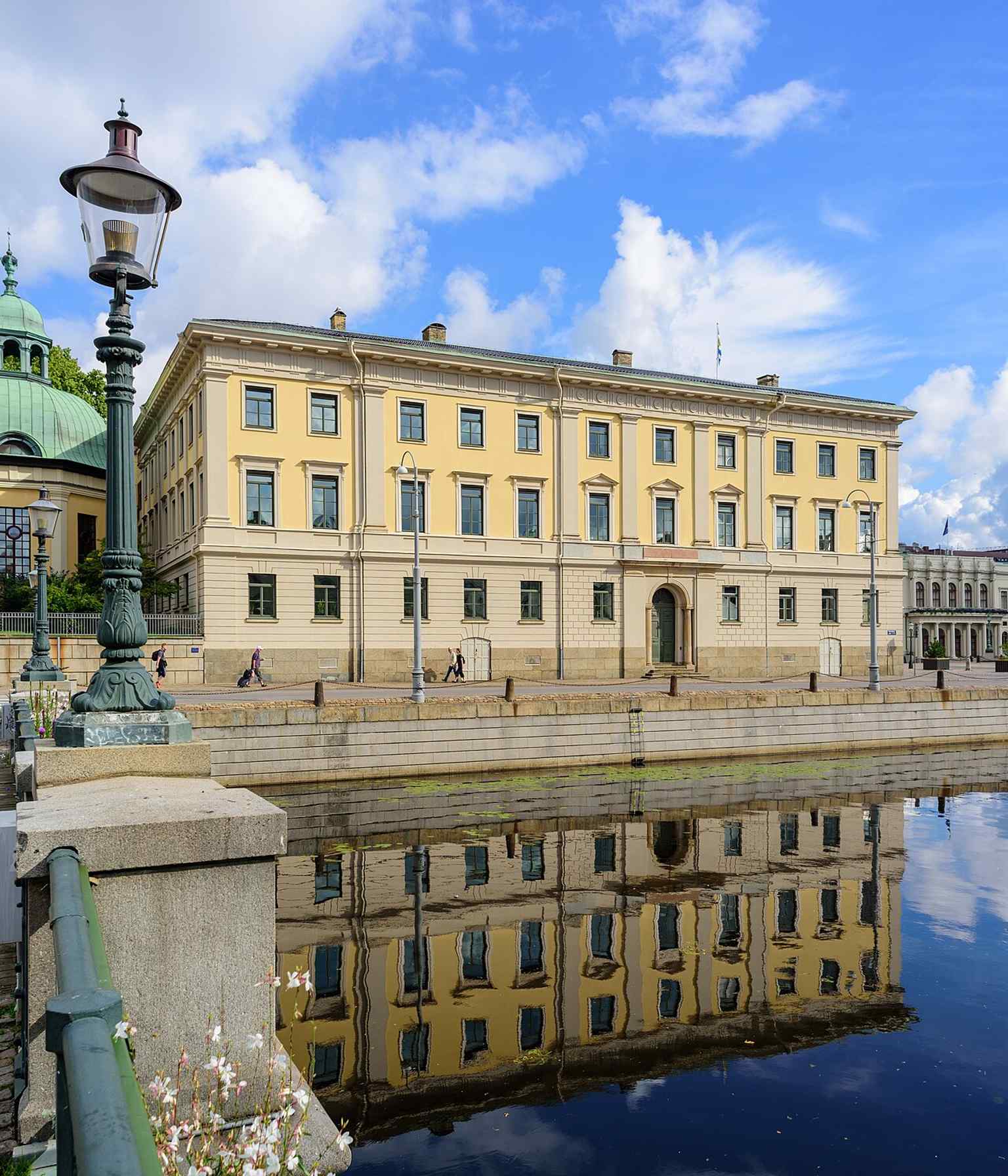 The impressive facade facing Gustaf Adolfs torg, completed in 1817 by Jonas Hagberg, features a central risalit with colossal Tuscan columns and a tympanum field that later included a clock and allegorical figures of Justice and Prudence.