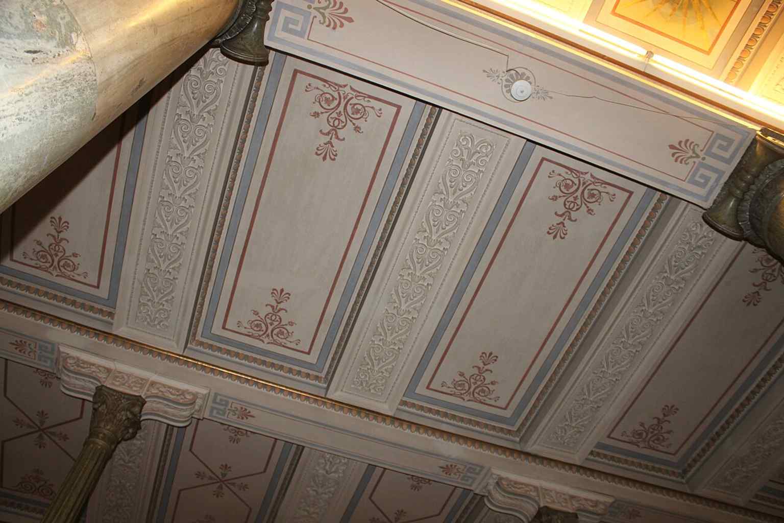 The vaulted glass roof of the Hall, an area added during the 1904-1905 reconstruction, which replaced an open courtyard.