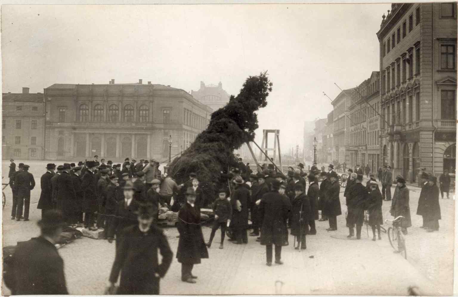 A historical photograph from 1920 shows Börsen on Gustaf Adolfs Torg, where a large Christmas tree has been erected.