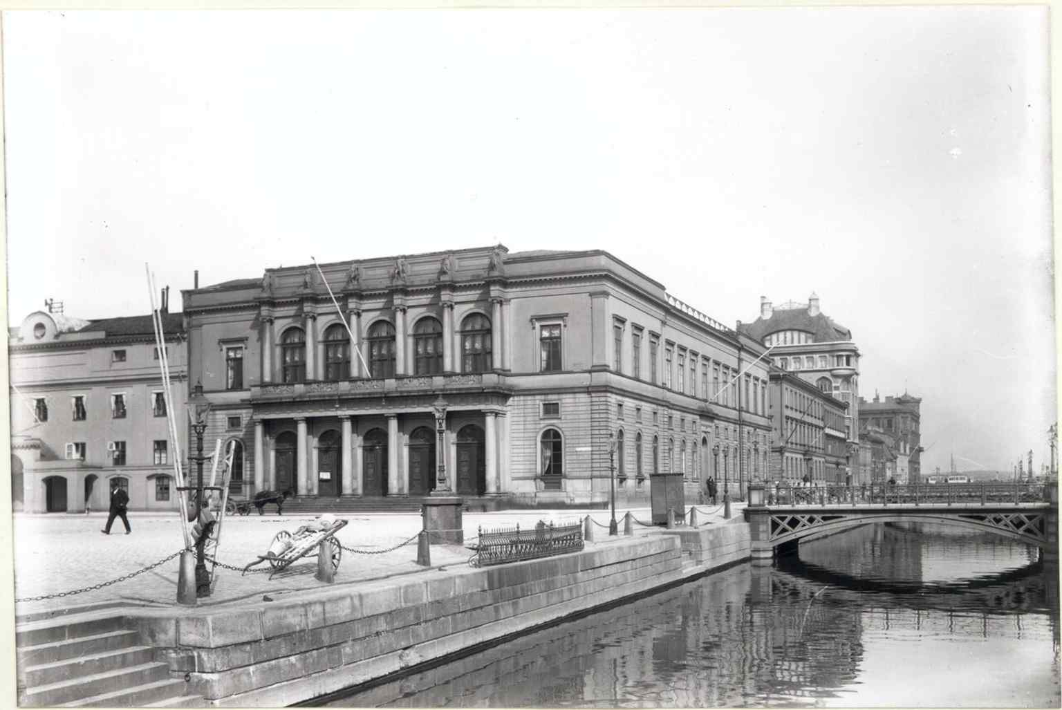 A view of Börsen and Östra Hamnkanalen from 1910, depicting the area before the canal was covered.