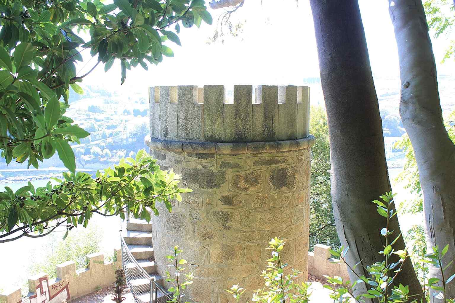 A viewpoint from the Torre miradouro, ideal for the sweeping panoramas over the Douro and the city.
