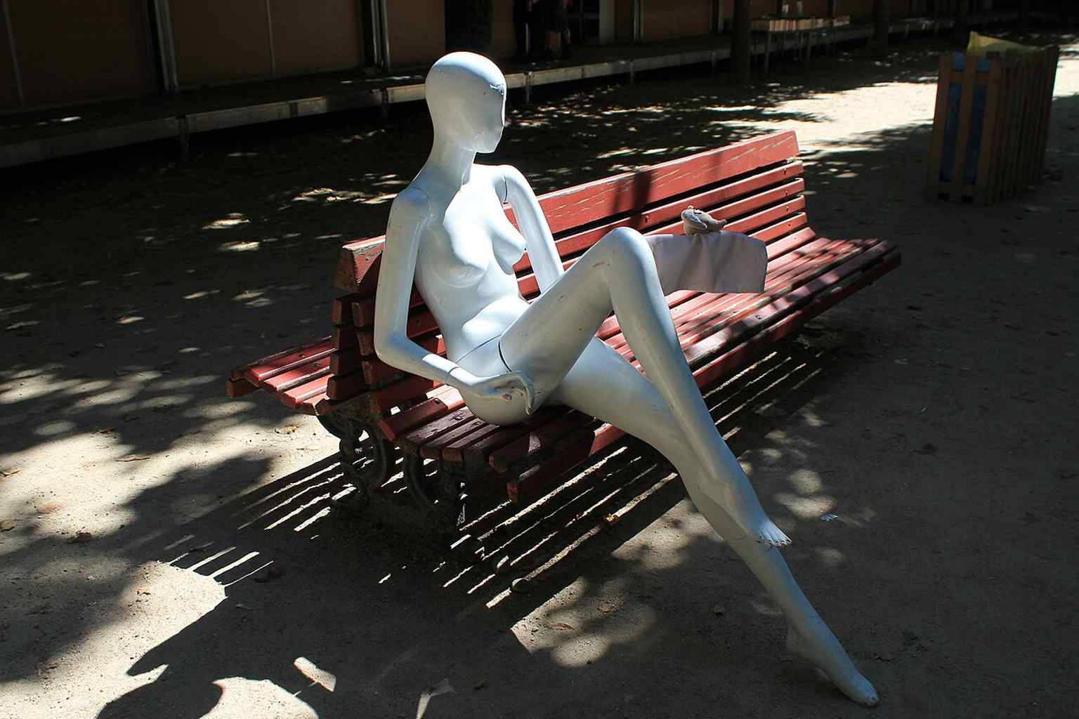 A simple park bench detail that suggests the gardens’ everyday use as a place to pause and enjoy the views.