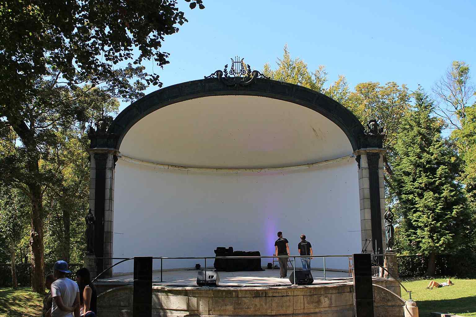 The Concha Acústica, one of the park’s cultural venues, reflects the gardens’ role as a stage for concerts and public events.