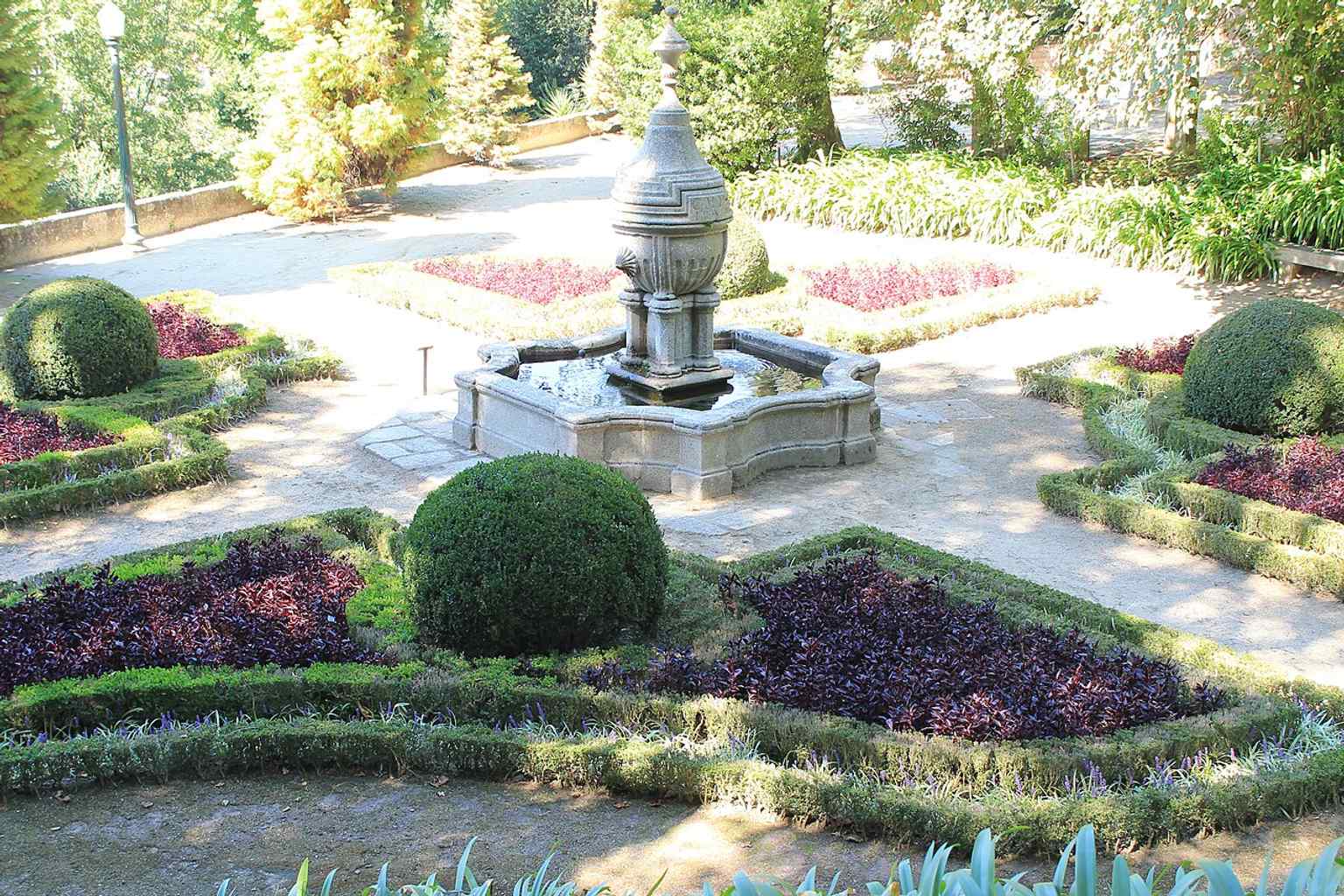 A fountain detail that fits the garden’s ornamental character, with water features and allegorical statuary mentioned in the source.