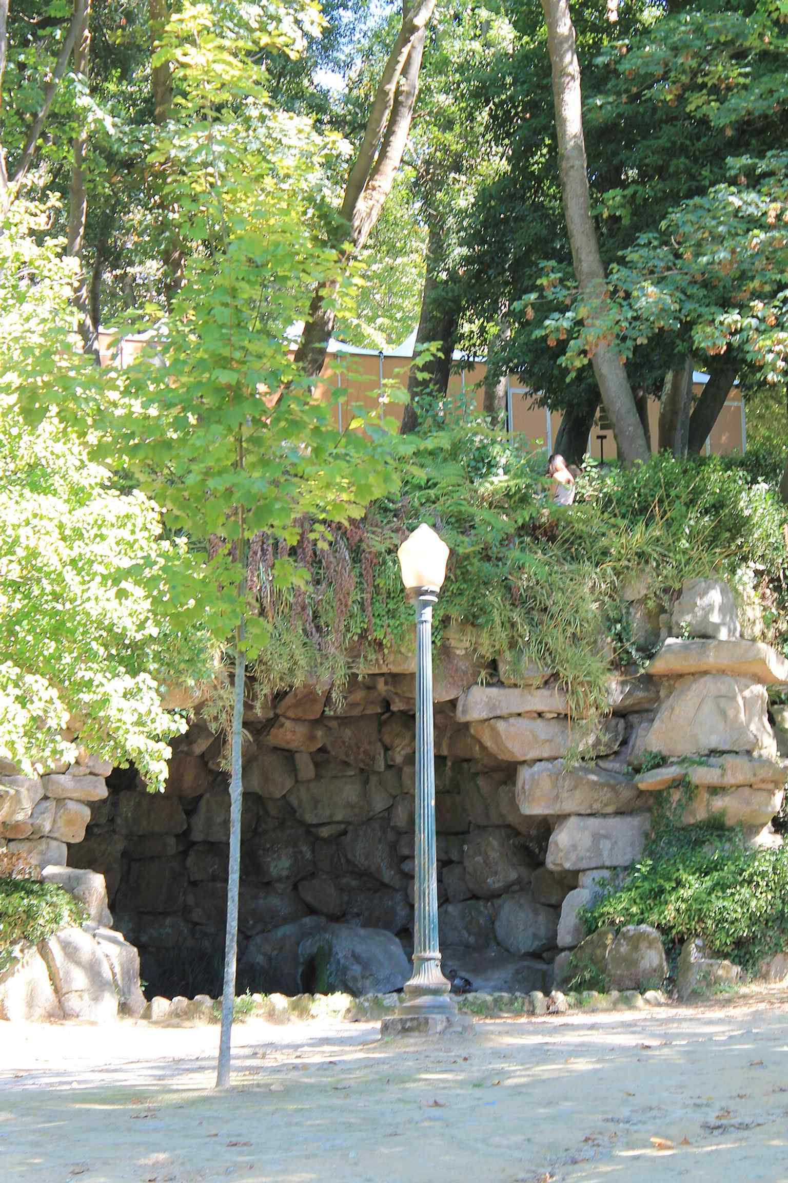 Gruta de Camões, one of the park’s more secluded landscape elements, showing the romantic side of the gardens.