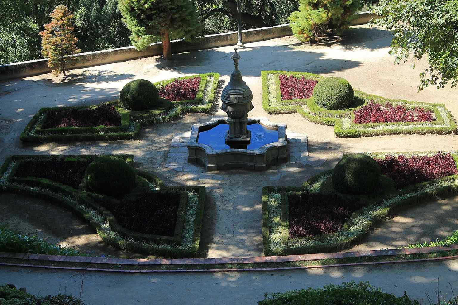 The Jardim do Buxo highlights the formal planting style that contrasts with the park’s broader scenic vistas.