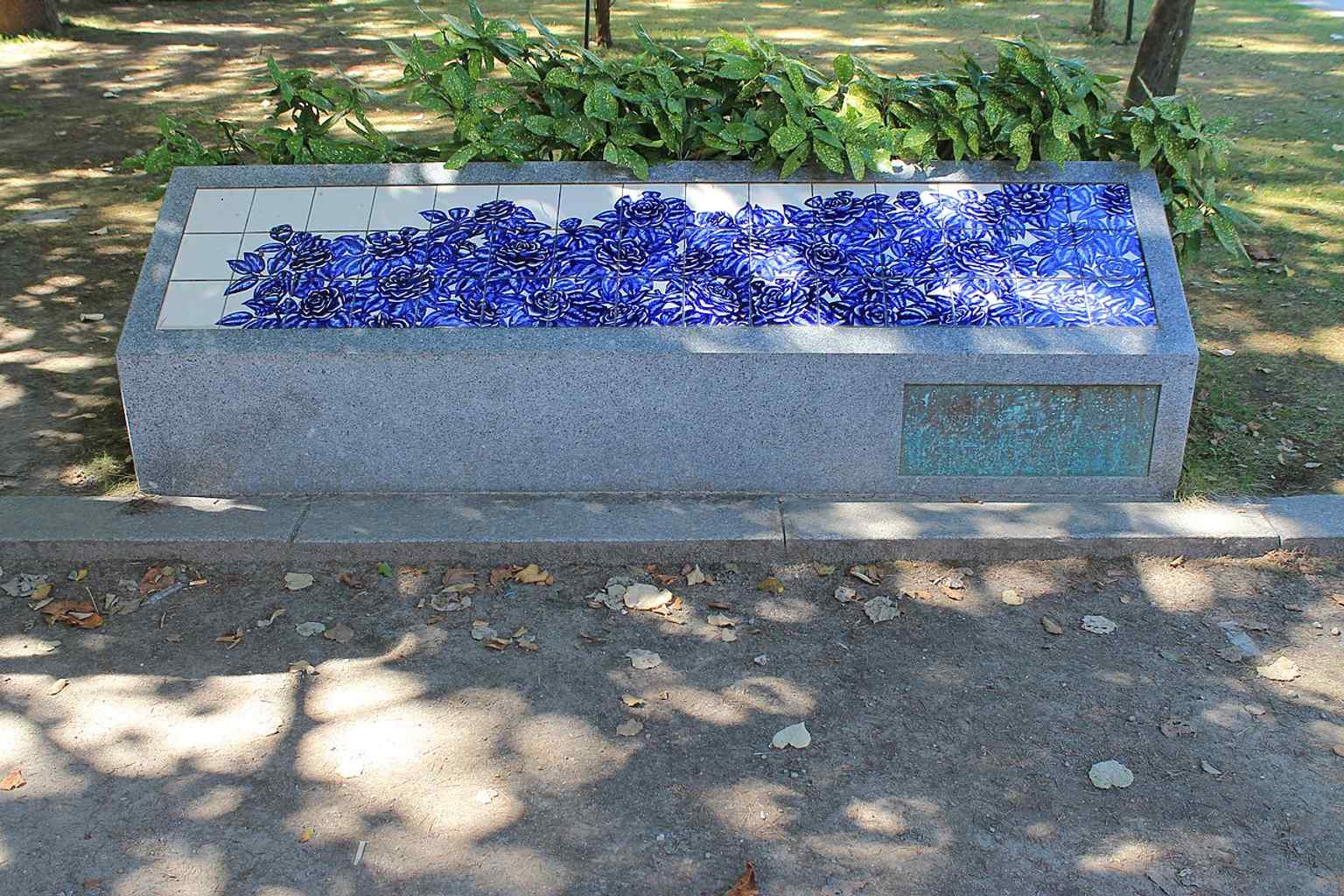 Sculptural and azulejo details that connect the gardens to Porto’s artistic heritage and decorative traditions.