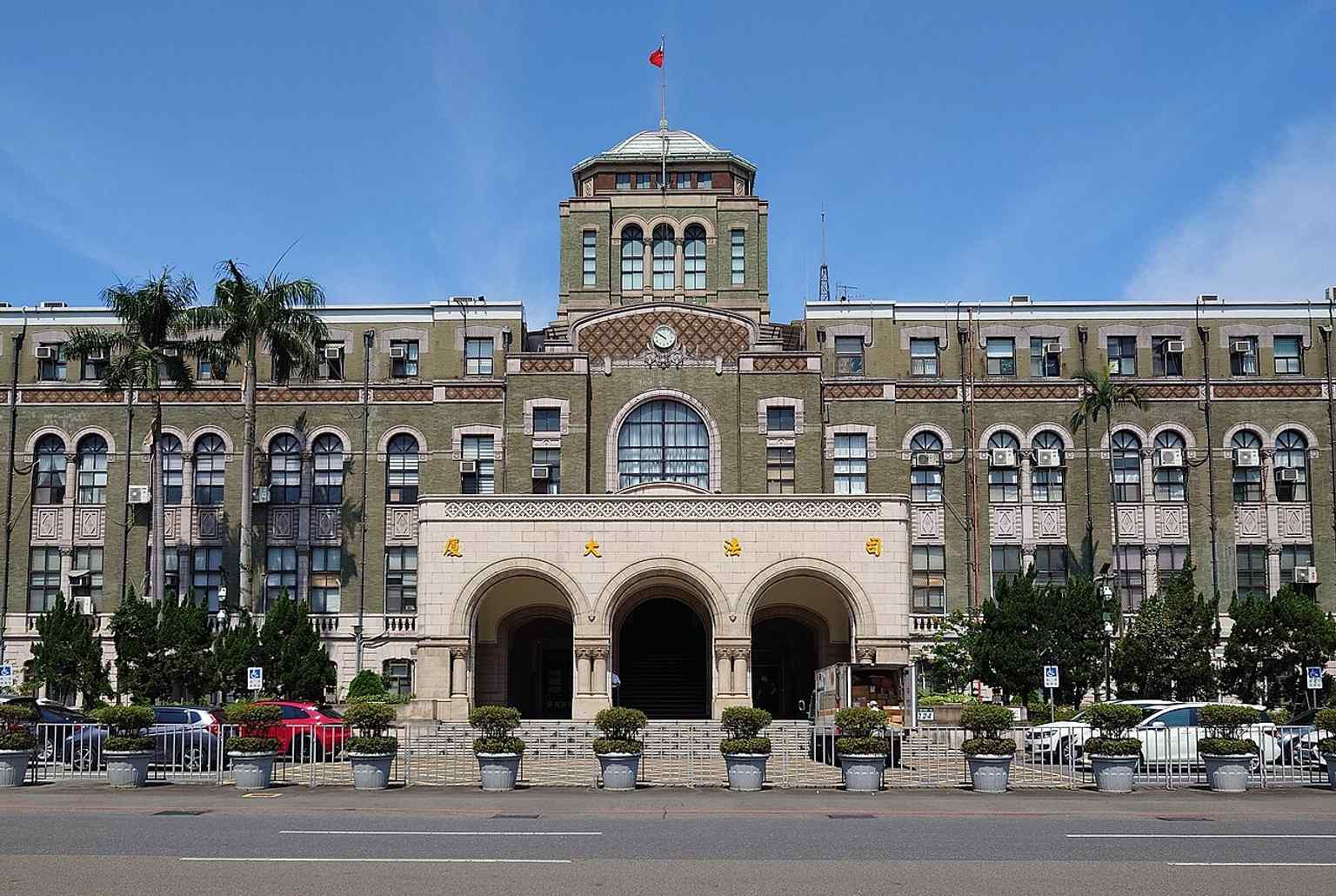 The central tower and wings show the building’s distinctive 31.8-meter roofline, a hallmark of its 1934 design by architect Kawai Kiyoshi (Ide Kahn).