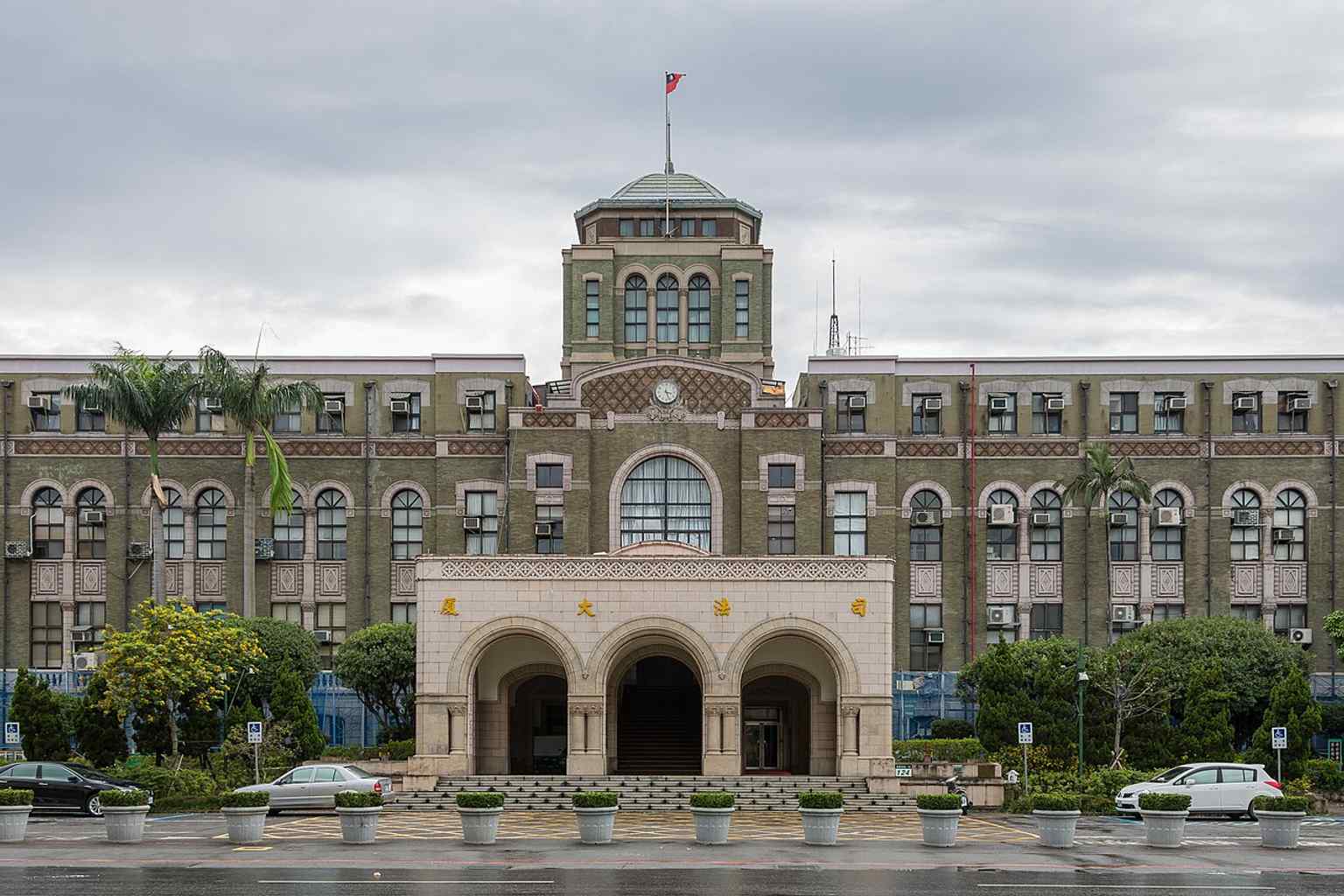 A closer look at the Judicial Yuan’s façade and clock tower, reflecting the monumentality of this 1930s reinforced-concrete court building.