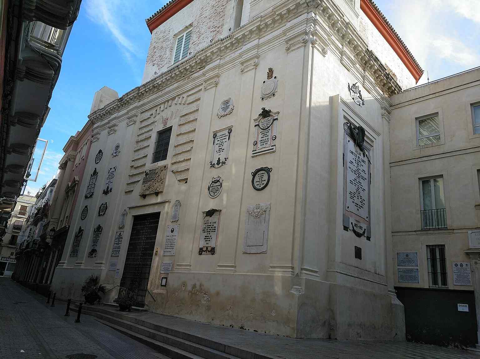 A clear view of the church exterior in Cádiz, the historic setting of Spain’s liberal 1812 Constitution.