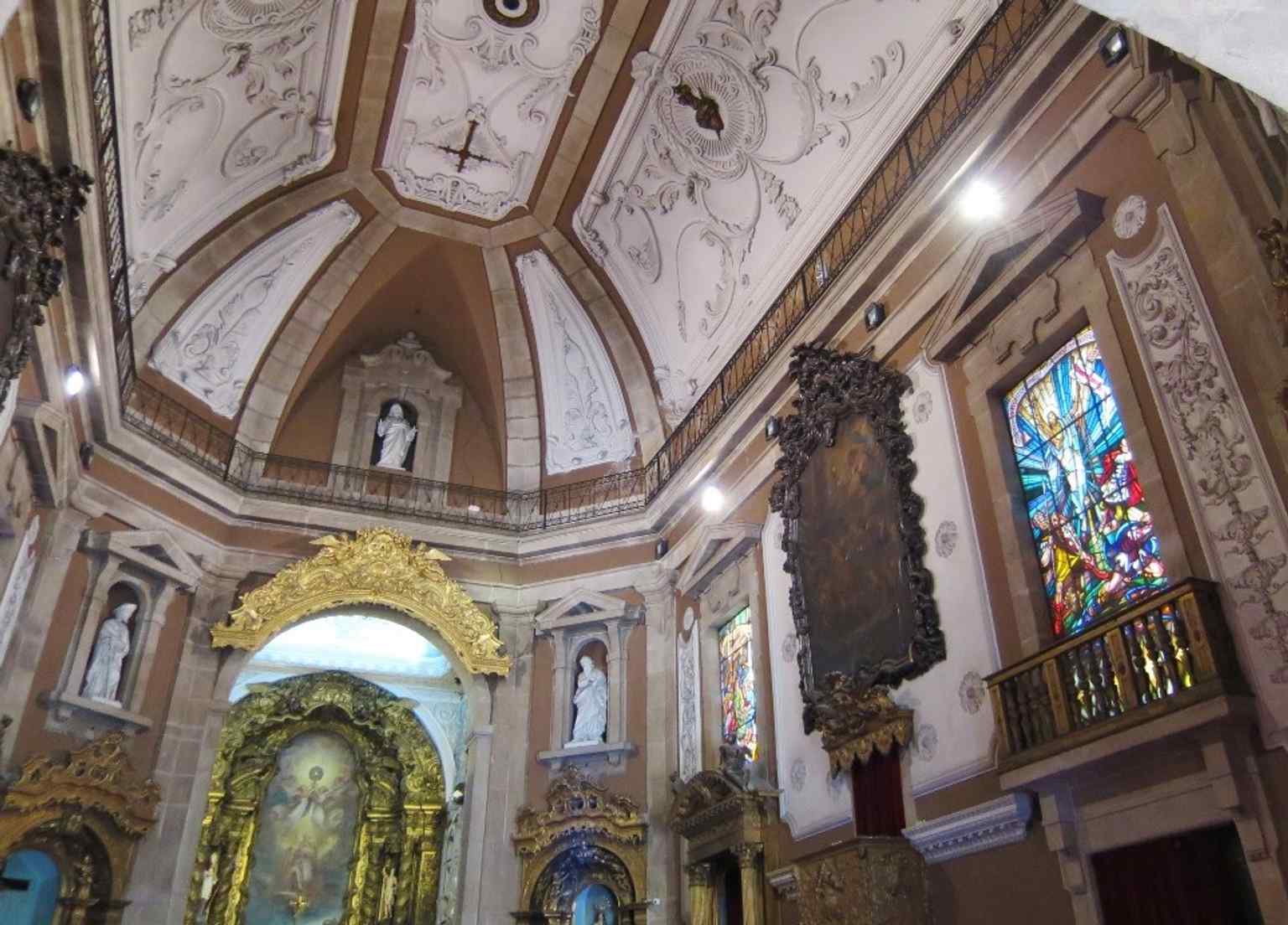 The church interior, where the celebrated baroque retable designed by Nicolau Nasoni anchors the sanctuary.