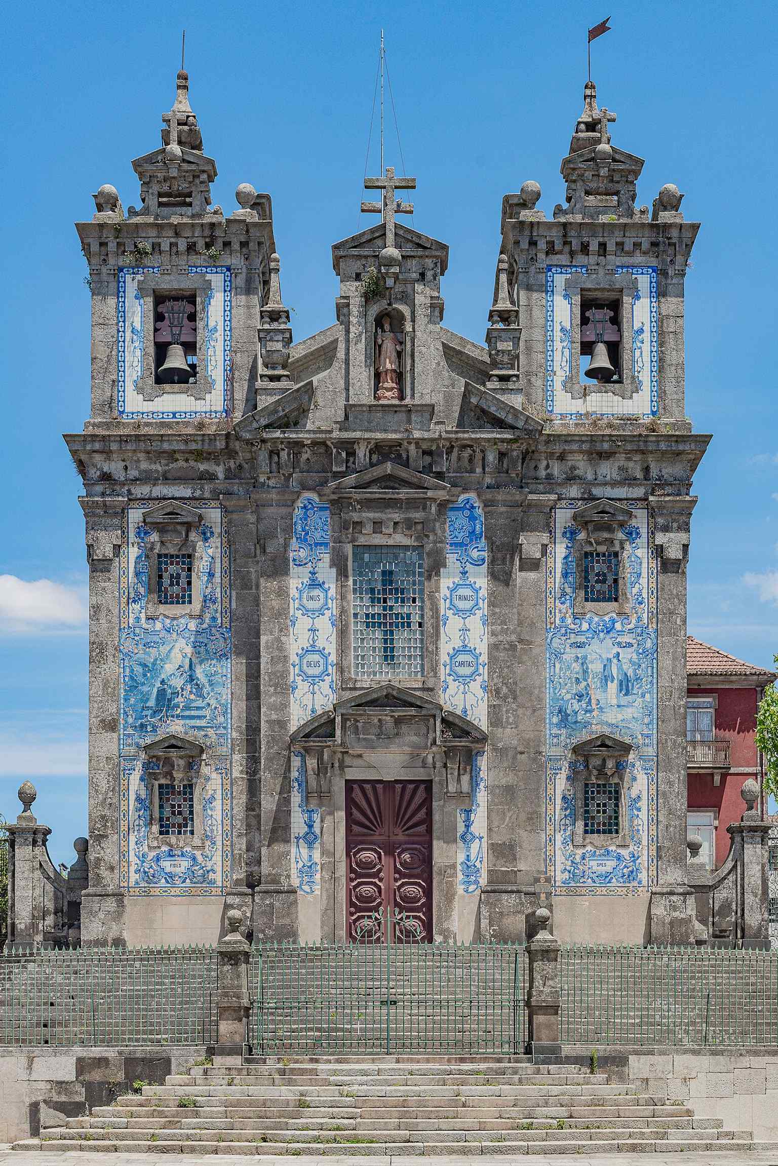 A high-resolution contemporary exterior that captures the full height of the façade and bell towers in one frame.