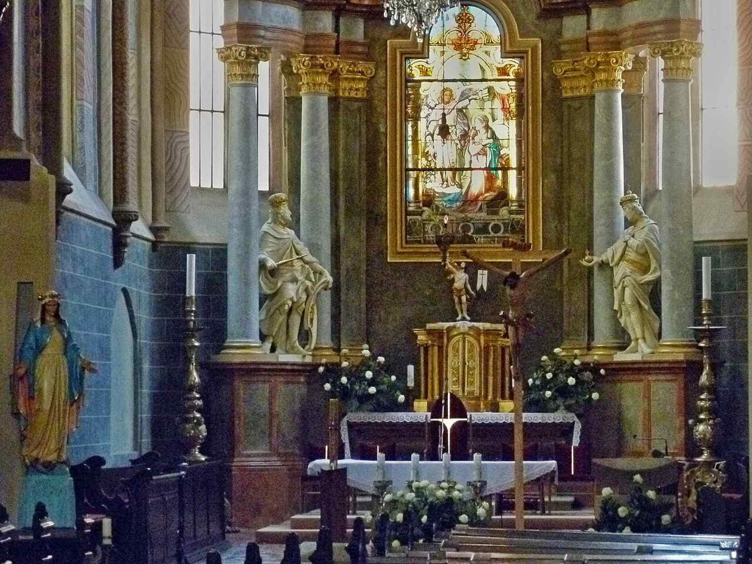Inside the Franciscan Church: a richly decorated nave where the Baroque interior replaced earlier furnishings after the 16th-century earthquake damage.