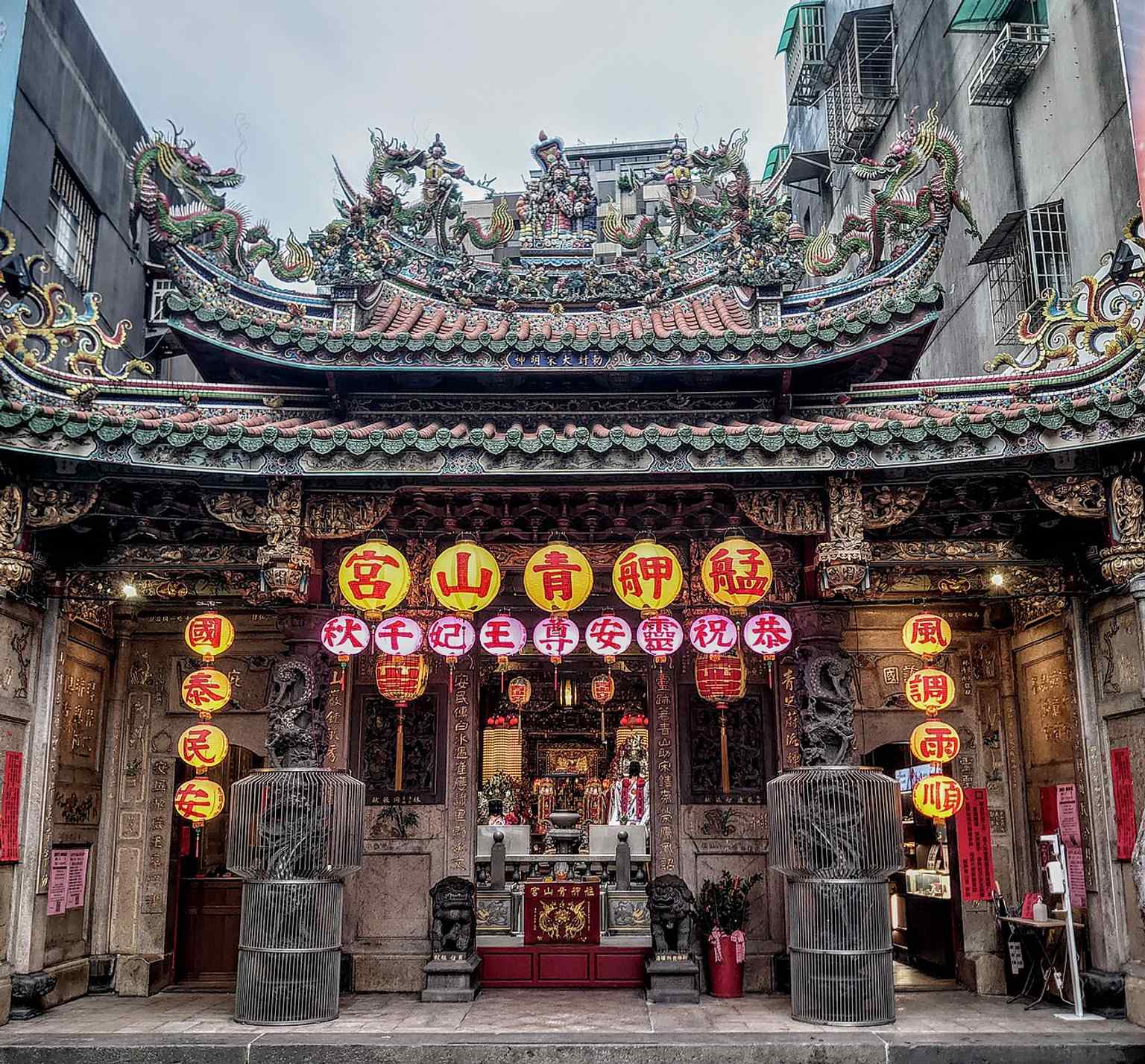 The temple’s Sanchuan Hall facade in Wanhua, matching the historic front court where the stonework and entrance were rebuilt in the Japanese era.