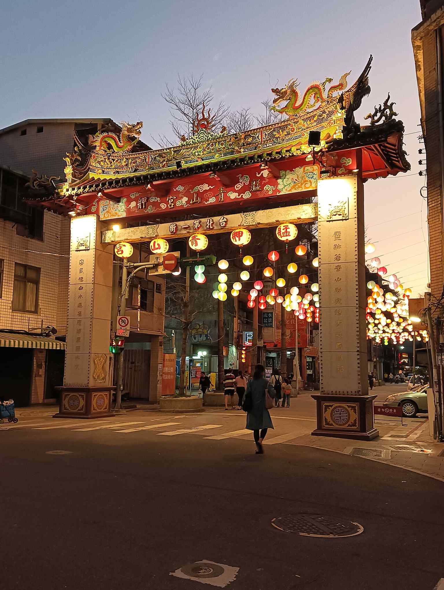The colorful gate lanterns at the temple entrance add a festive layer to the shrine’s front facade, especially during temple celebration seasons.