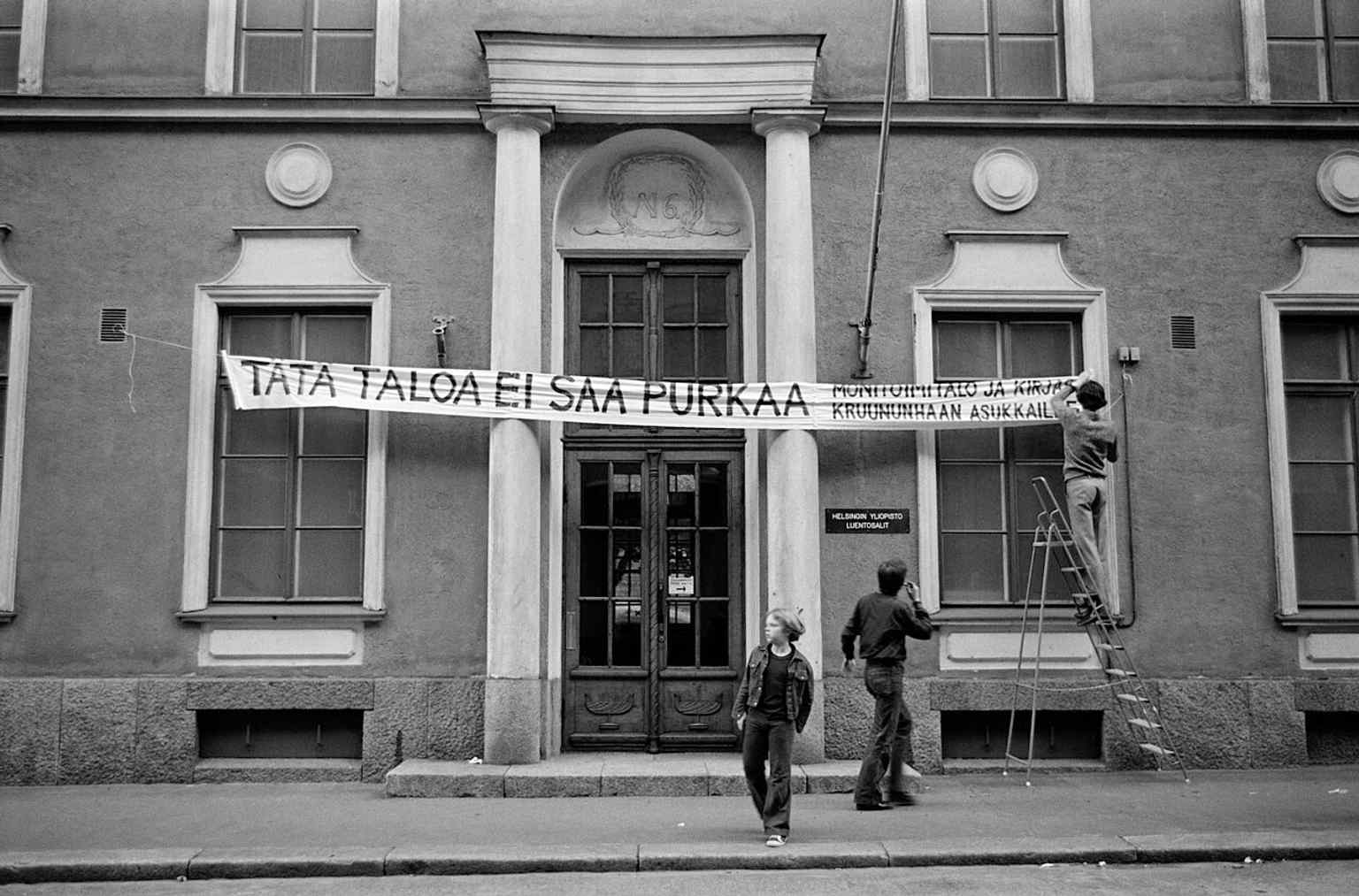 A 1975 protest at Kirkkokatu 6, when locals fought to save the building from demolition — a key moment in the house’s survival story.
