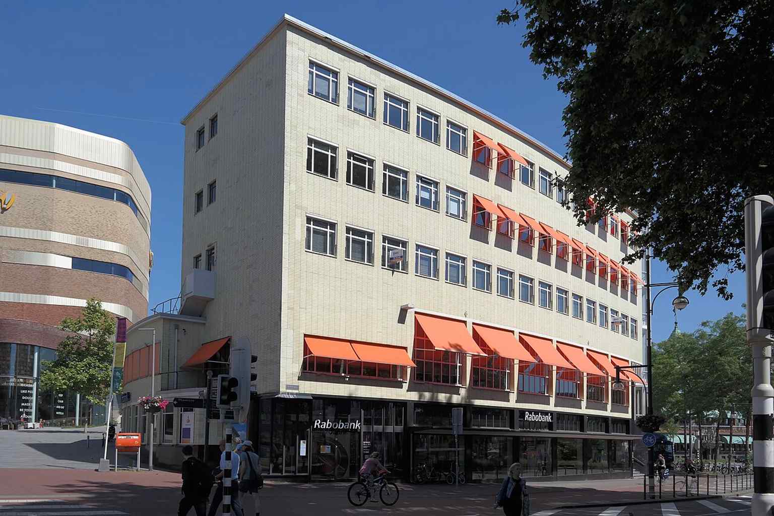 Willem Dudok’s former insurance headquarters on Willemsplein, one of the north-side landmarks that helped define the square’s prewar office front.