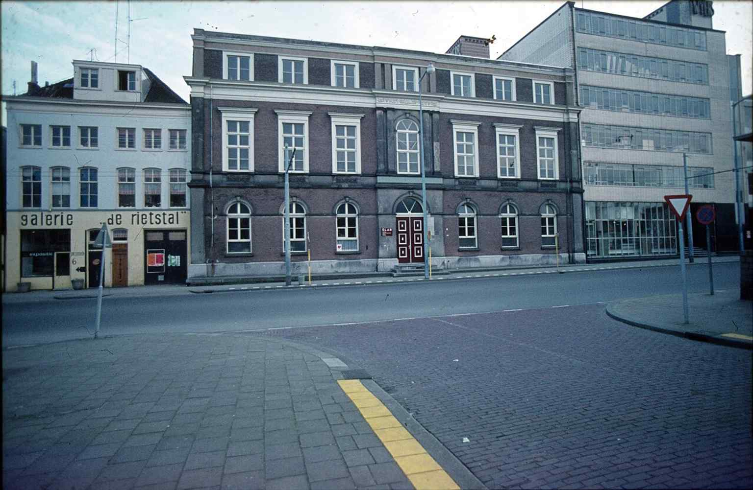 A 1970 view of the square’s gallery, showing how Gele Rijdersplein functioned as a postwar urban space.