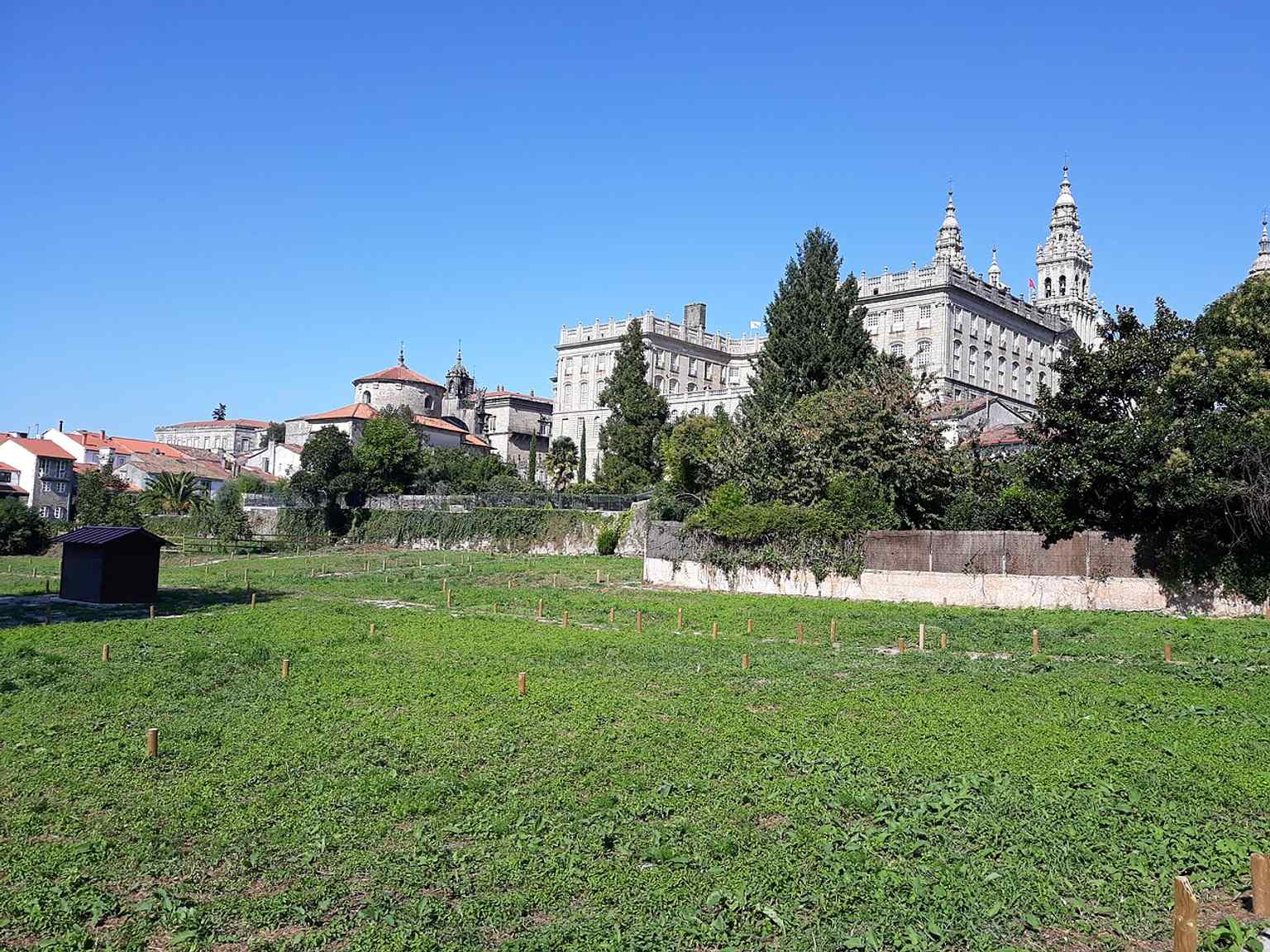 Located on the western side of the Plaza del Obradoiro, the palace stands directly opposite the famous Santiago de Compostela Cathedral.