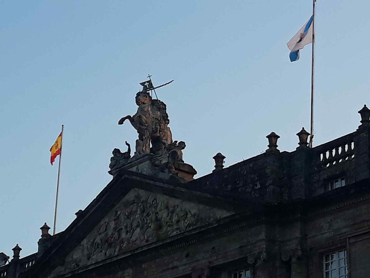 This palace serves as the seat of the Santiago de Compostela City Council and the Presidency of the Xunta de Galicia, functions reflected by the flags flown here.