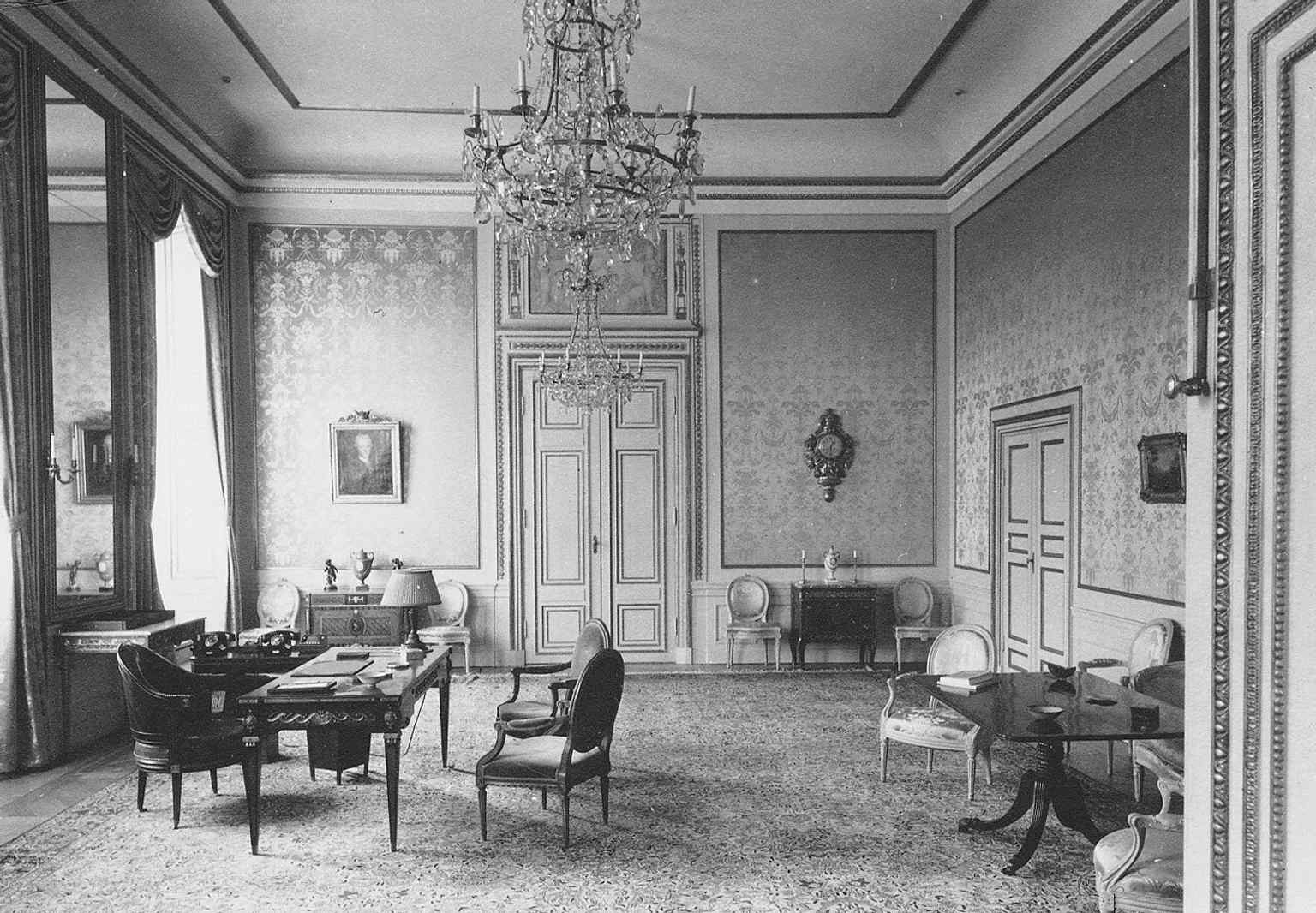 The Cabinet Secretary's Office, originally three smaller rooms in the Torstenson Palace, now decorated with portraits of Sweden's foreign ministers.