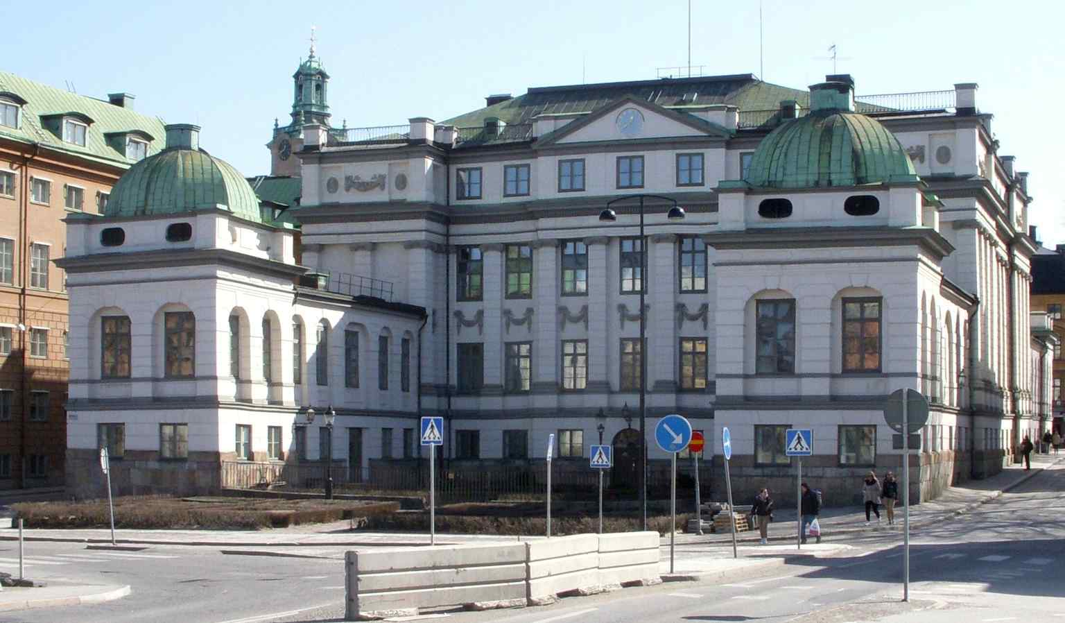 From the north, one can appreciate the palace's 'H' shape and the baroque garden; its northern wing pavilions still retain their original domes, having survived the 1710 fire that destroyed the main roof.