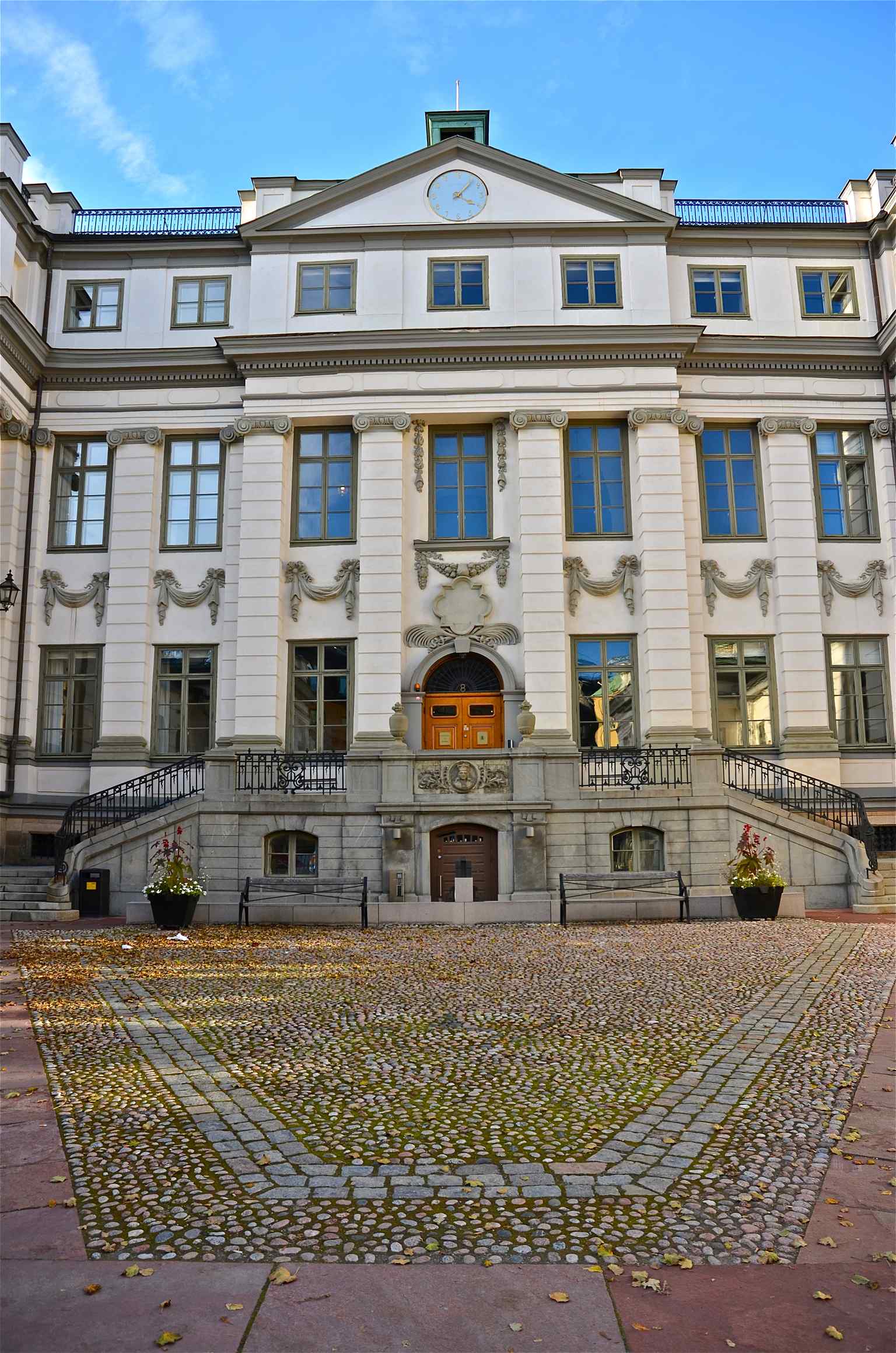 The stately entrance courtyard is flanked by the palace's two southern wings, originally designed to impress visitors and underscore the Bonde family's prominence.