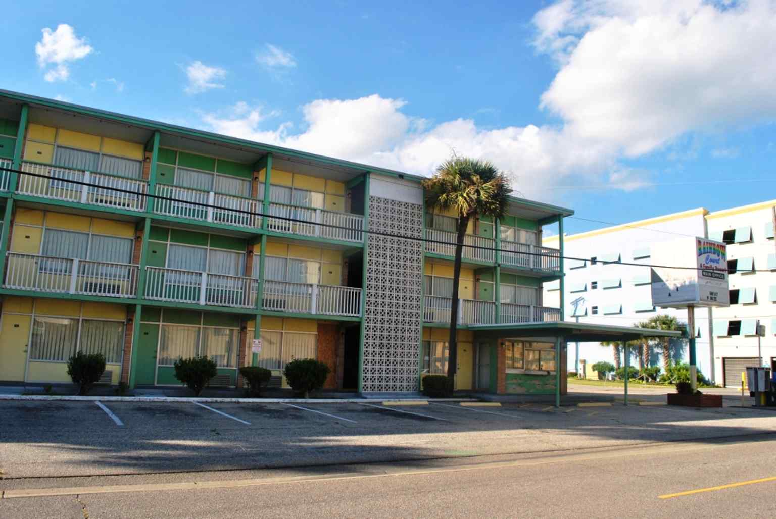 Rainbow Court’s motel-style buildings and open court reflect the small historic complex listed on the National Register in 1996.