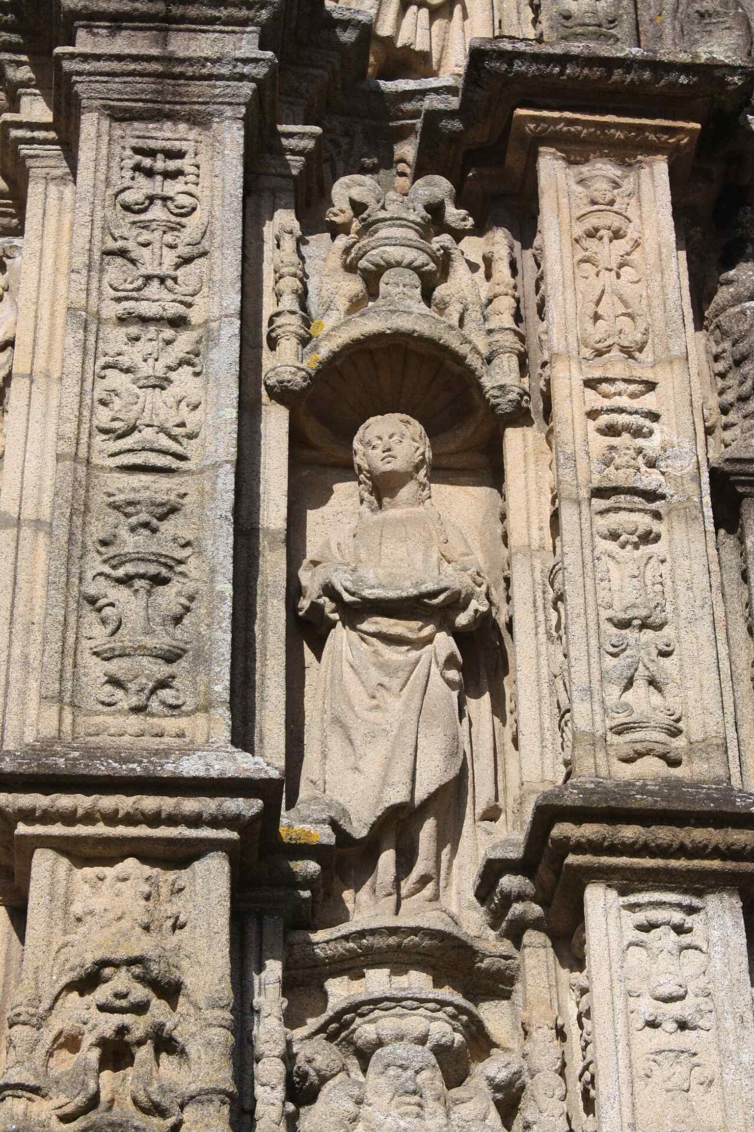 This statue of Santa Lucía is one of the many figures adorning the Plateresque façade, appearing on the right side from bottom to top, alongside Eva and María Magdalena.