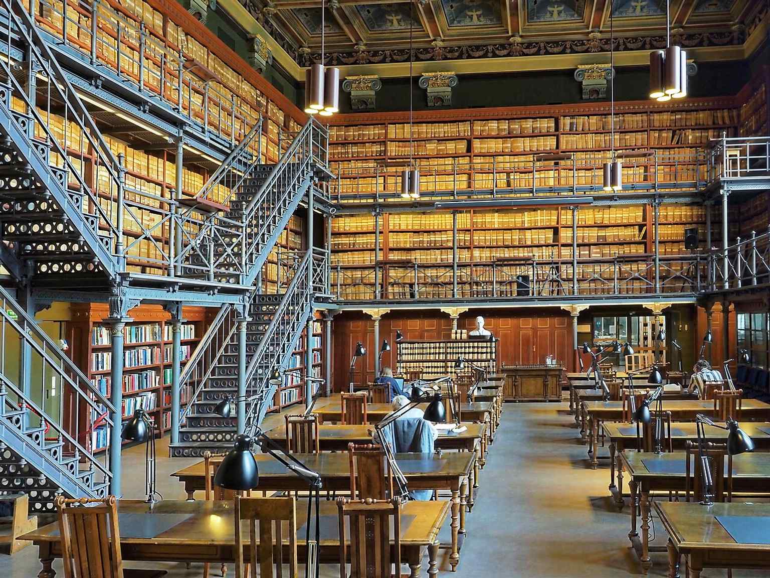 The researcher’s reading room, where visitors consult original records, family history sources, and documents ordered through the Astia service.