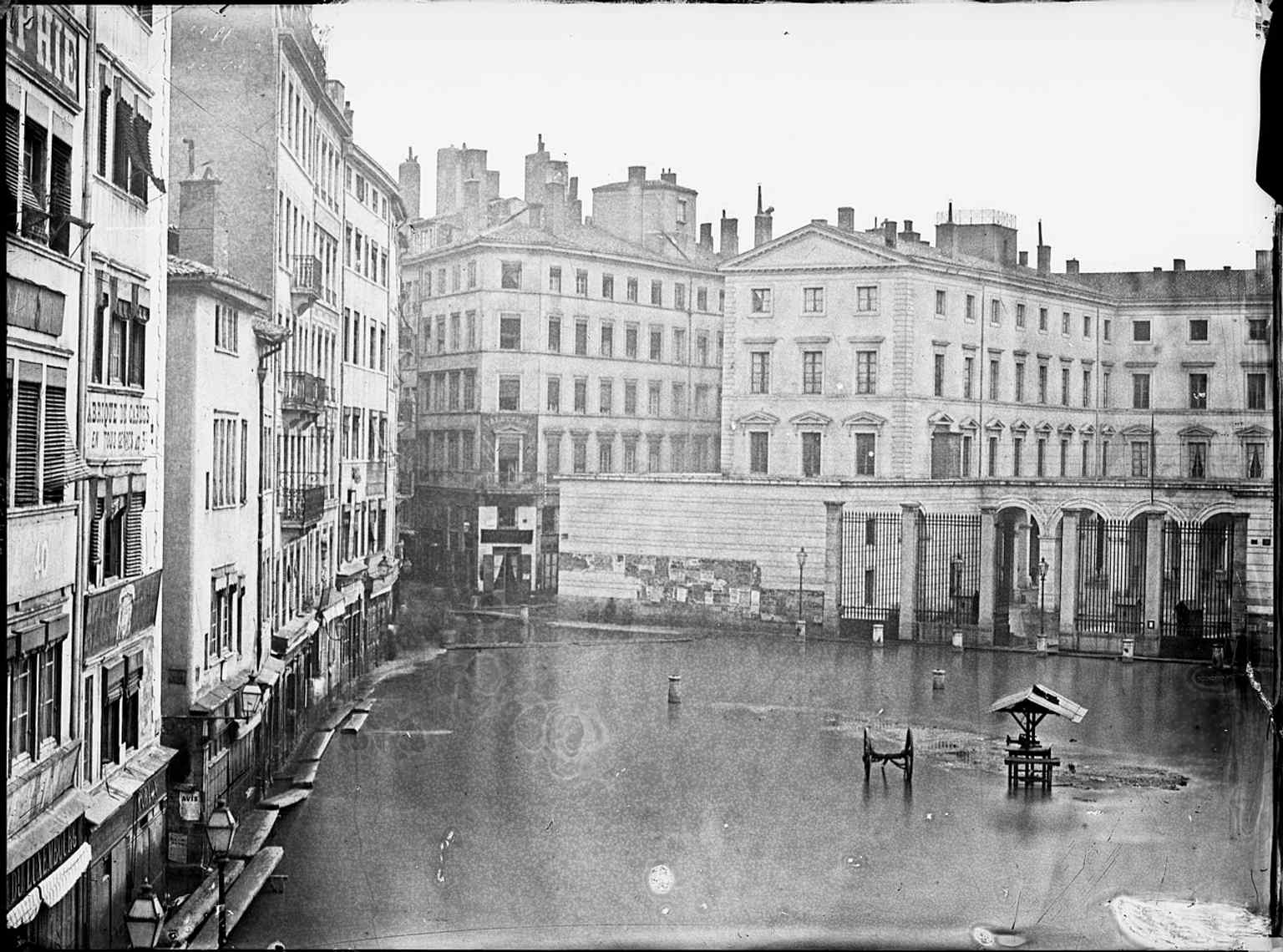 The 1856 flood at the former Place de la Préfecture, when the square now known as Place des Jacobins was submerged and even crossed by boat.