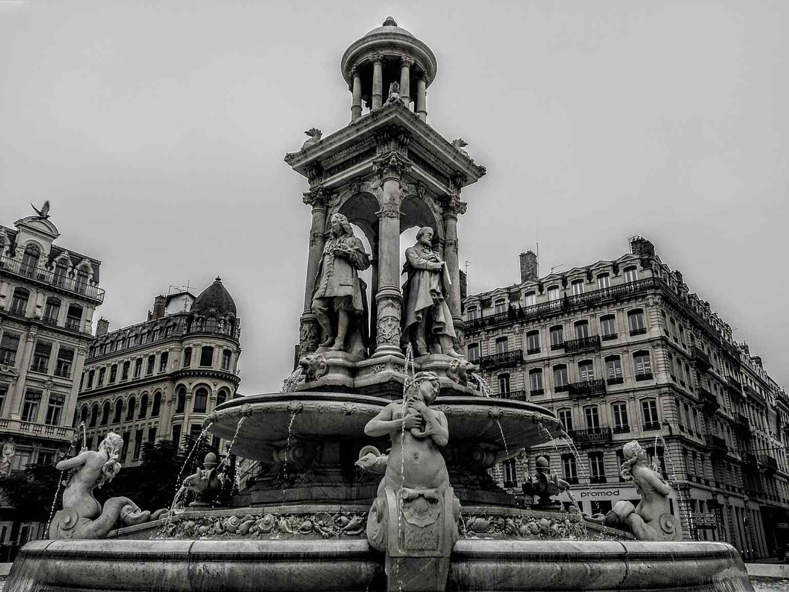 The current 1885 Jacobins fountain, the landmark’s signature monument, here photographed in black and white.