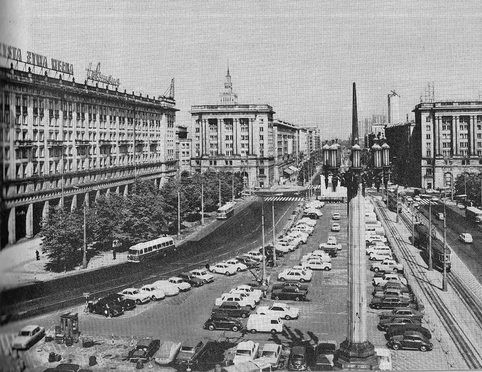 A 1975 view from Hotel MDM, when the square’s central space was still dominated by traffic and parking.