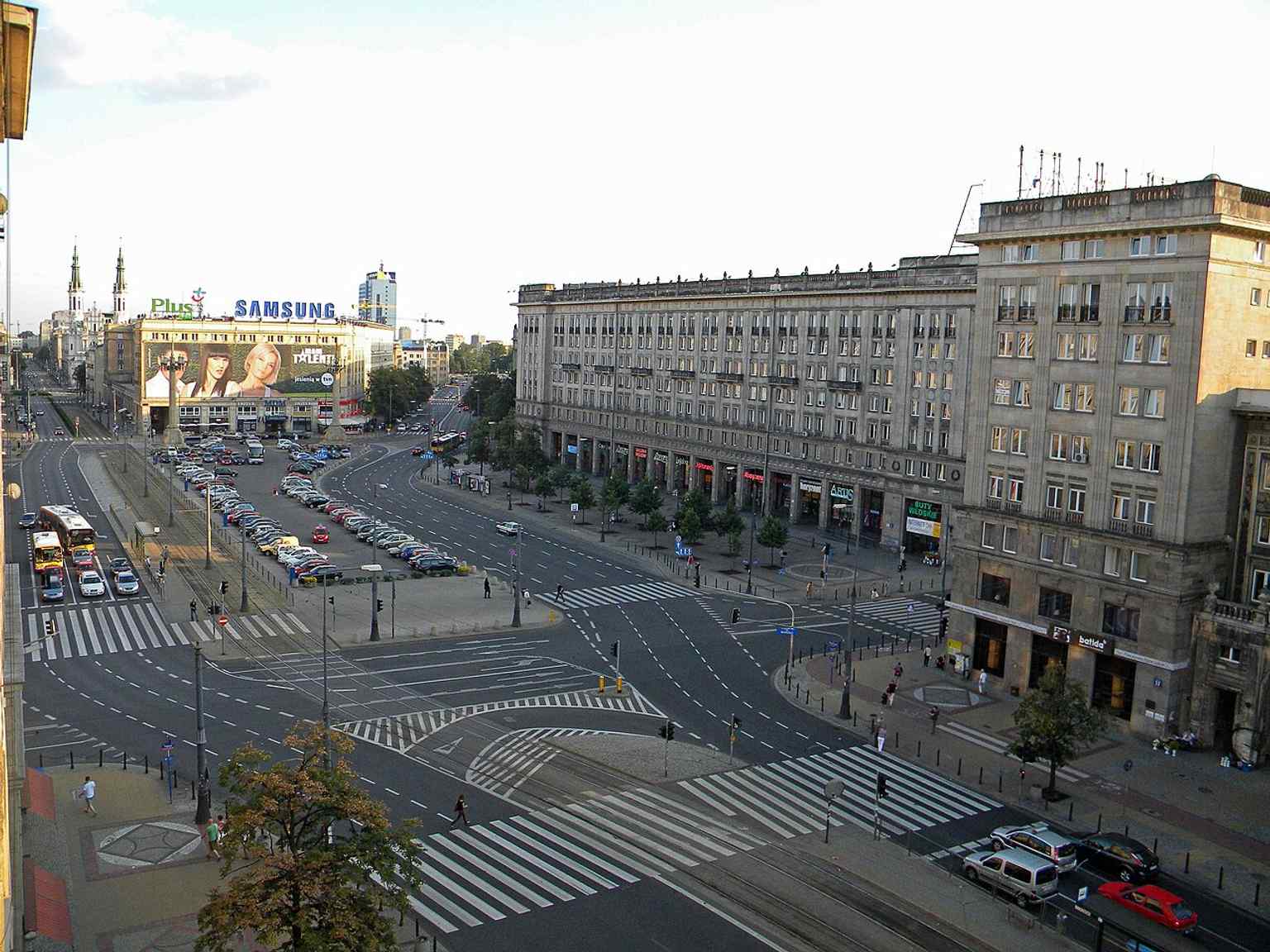A broad panorama that reveals the square’s full scale and its position on Marszałkowska Street’s axis.