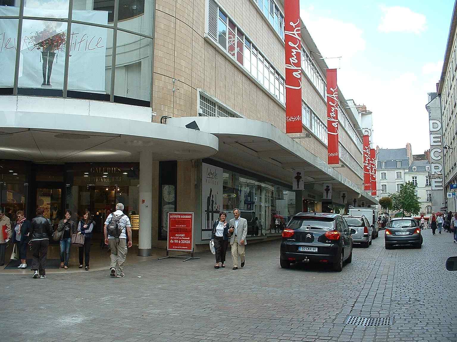 Una vista de 1931 del centro comercial original Decré, inaugurado como uno de los grandes almacenes más importantes de Europa y famoso por su arquitectura de cristal y acero.