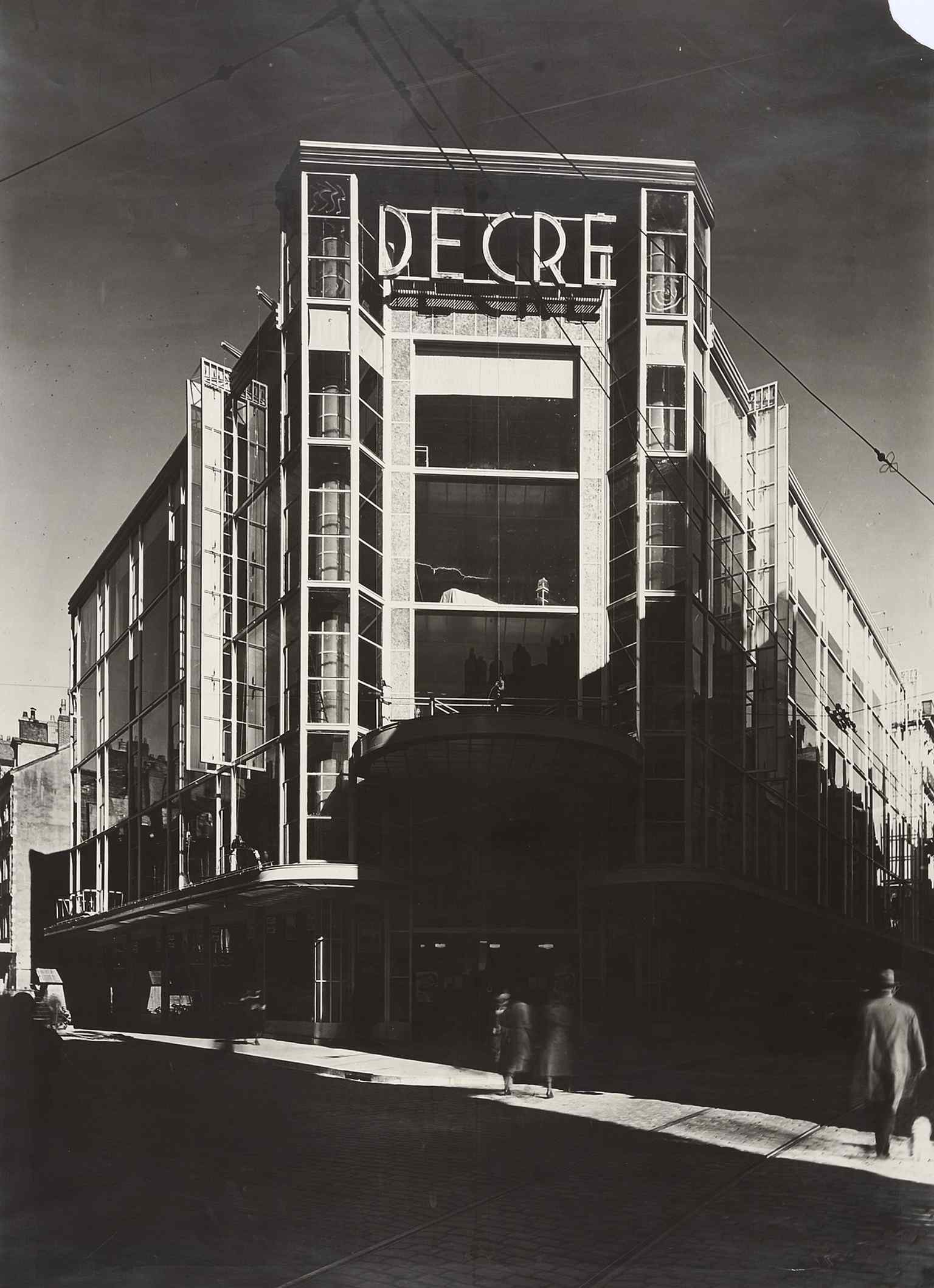 El escaparate de Decré Frères en 1923 muestra el negocio familiar antes de la famosa reconstrucción de 1931 que lo convirtió en un auténtico gigante de los grandes almacenes.