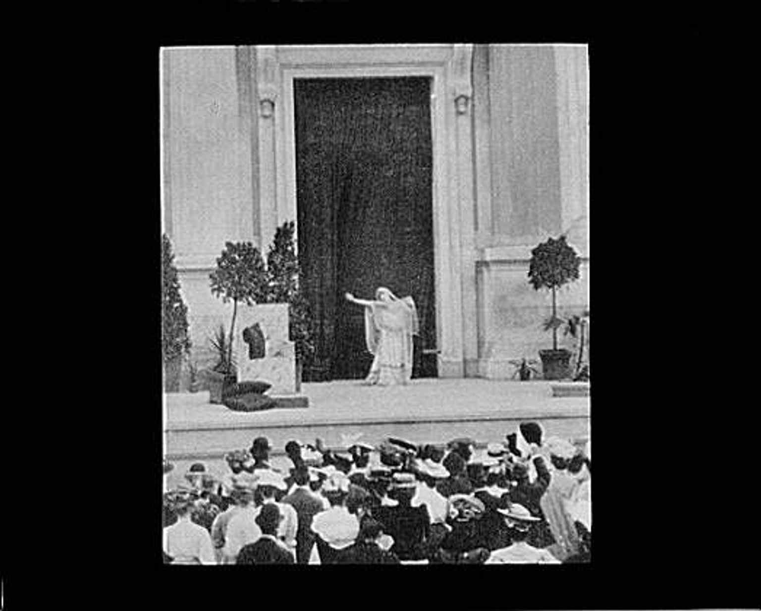 Another 1906 Bernhardt performance image, showing how quickly the theatre became a major cultural venue after opening.