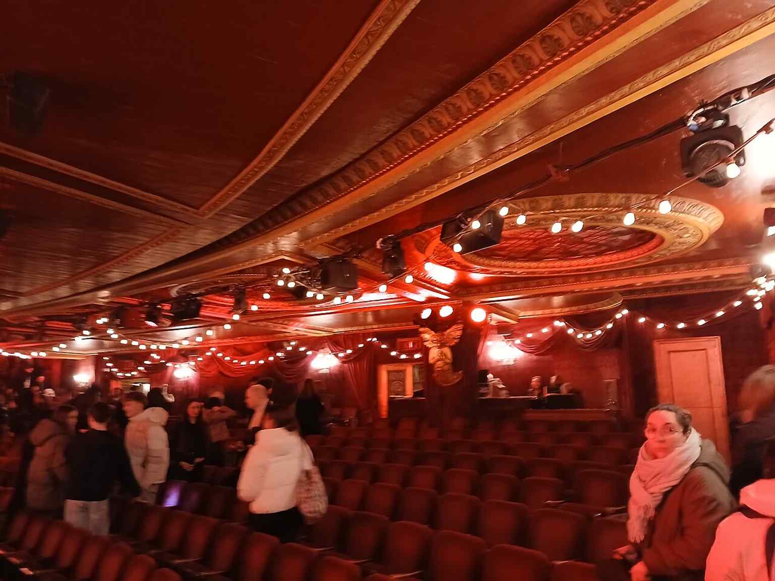 The auditorium features an orchestra level and a mezzanine, providing 1,404 seats and decorated with ornamental plasterwork.