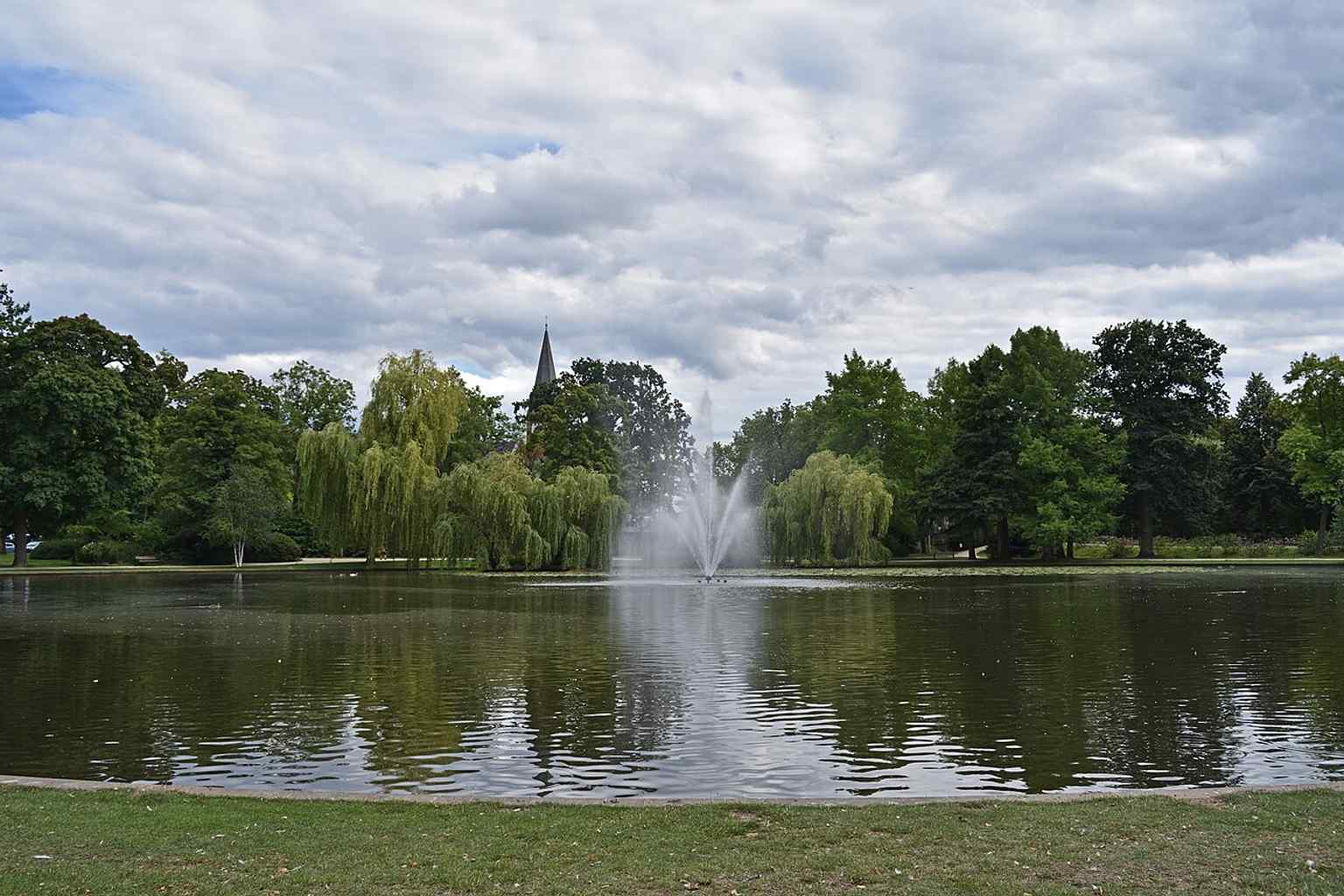 The circular pond on the western edge of the park was first depicted in this form in 1770 and features a multi-jet fountain.