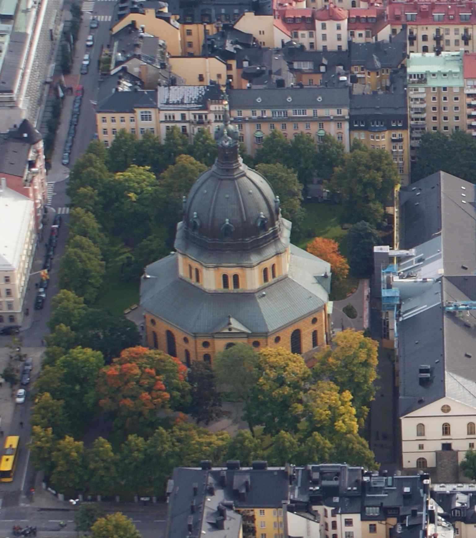 An overhead view that reveals the church’s footprint and its place in the dense Östermalm city plan.