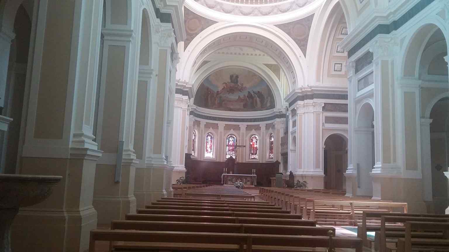 A broad view of the Neoclassical interior, reflecting the 19th–20th century redesign that gave the cathedral its current appearance.