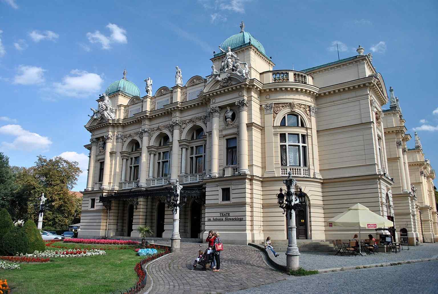 A classic front-on view of the building by the square, with the theatre’s monumental Neo-Baroque façade and civic setting near Planty.