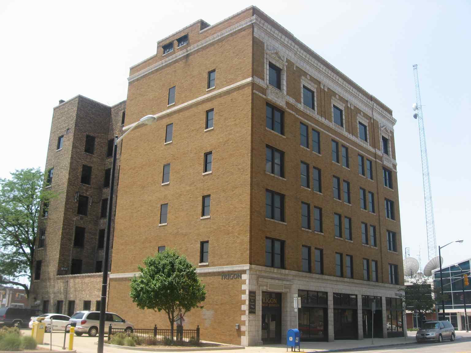This seven-story Knights of Pythias Lodge, built in 1922, showcases the Chicago School design philosophy, with a distinct terra-cotta base, an unadorned shaft, and an elaborate capital on its seventh floor.