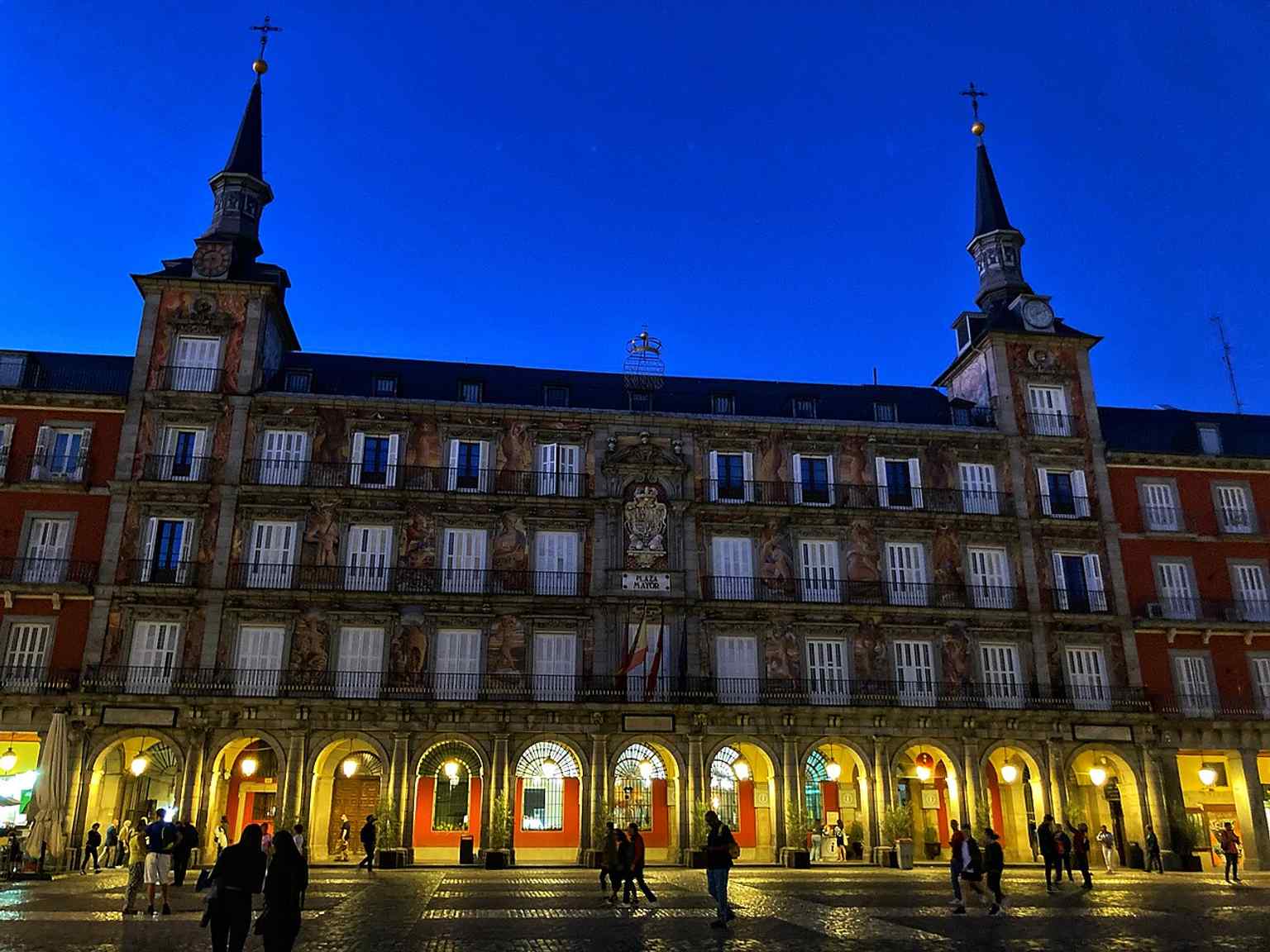 A clear contemporary view of the Casa de la Panadería, the square’s signature building on the north side.