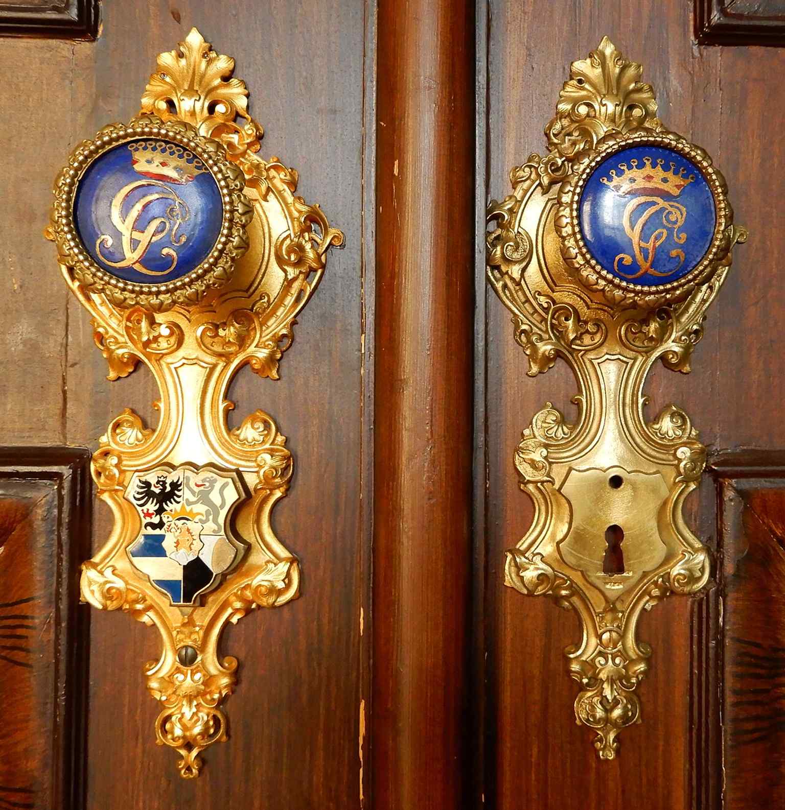 This detail shows a door lock on the second floor, adorned with the Clam-Gallas coat of arms, symbolizing the family's presence and prestige within their main city residence.