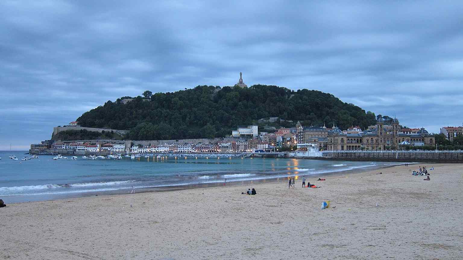 A classic panoramic look across La Concha Bay, showing the beach’s elegant urban setting and the promenade that made it a royal-era seaside resort.