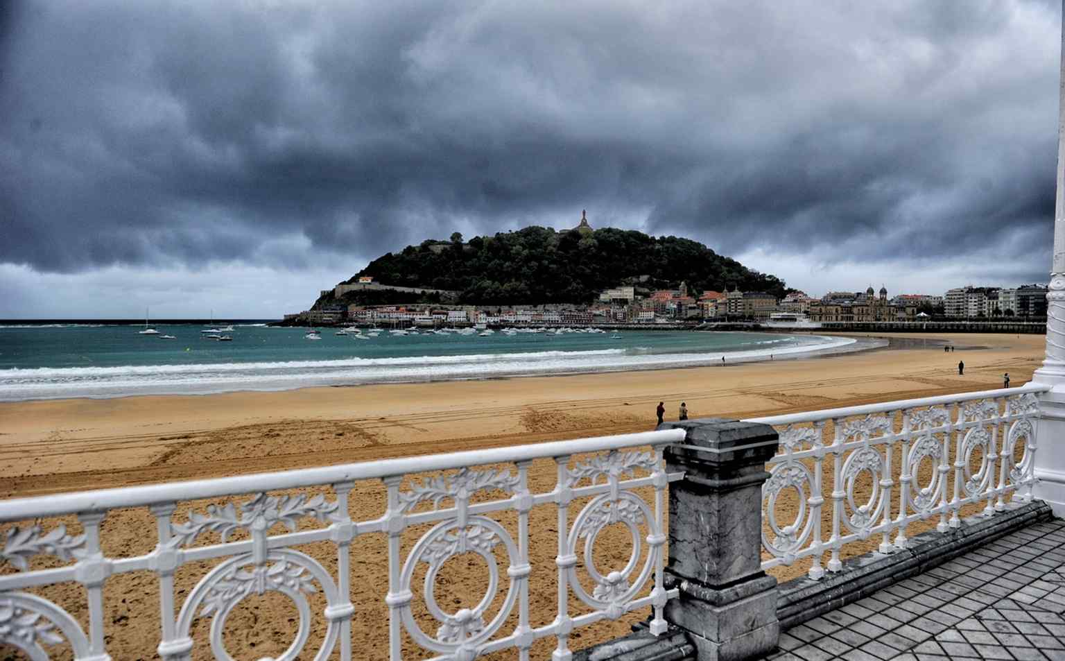 The famous La Concha railing along the promenade, installed around 1910 and now one of San Sebastián’s most recognizable waterfront symbols.
