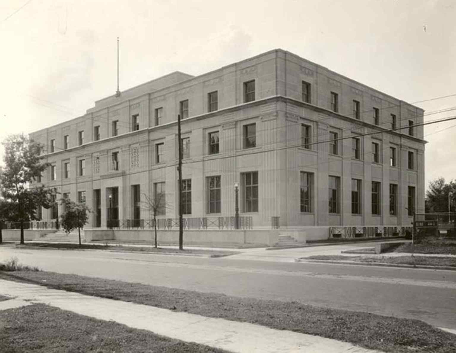 A historical view of the U.S. Post Office and Courthouse shortly after its 1932 completion, showcasing its distinct Art Deco architecture and limestone cladding designed by Moise H. Goldstein.
