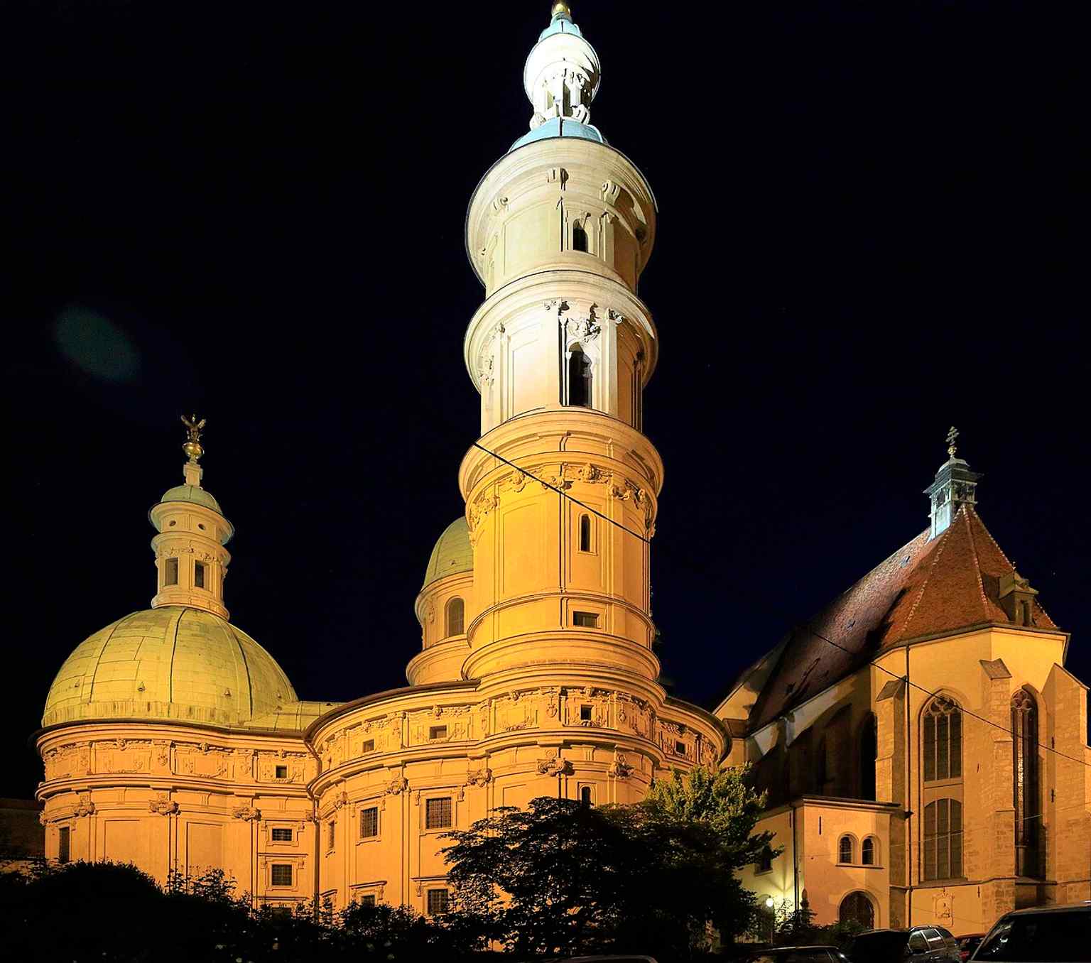 A side view from Burggasse showing the Katharinenkirche attached to the grave chapel, reflecting the complex’s two-part design built between 1614 and 1714.